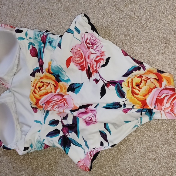 Floral and striped size Large one piece cupshe bathing suit - Picture 3 of 7